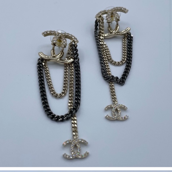 Chanel 22K Dangle Chain Mixed
Metal Earrings - Picture 2 of 3